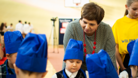 Podlaski Kurator Oświaty Pani Beata Pietruszka przygląda się działaniom dzieci.