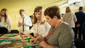 Podlaski Kurator Oświaty Pani Beata Pietruszka wraz z dziećmi wykonuje prace plastyczną.