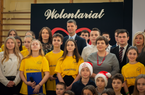 Minister Edukacji Narodowej Pan Dariusz Piątkowski oraz Podlaski Kurator Oświaty Pani Beata Pietruszka wraz z wolontariuszami.