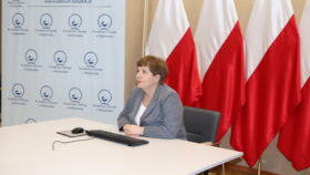 Na zdjęciu widoczna Pani Beata Pietruszka Podlaski Kurator Oświaty prowadząca konferencję.