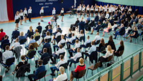 Uczniowie, rodzice oraz zaproszeni goście zgromadzeni na sali gimnastycznej Szkoły Podstawowej im. Adama Mickiewicza w Sokołach