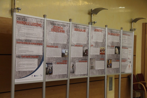 Zdjęcie przedstawiające Wystawa mobilna dotycząca zjawiska handlu ludźmi