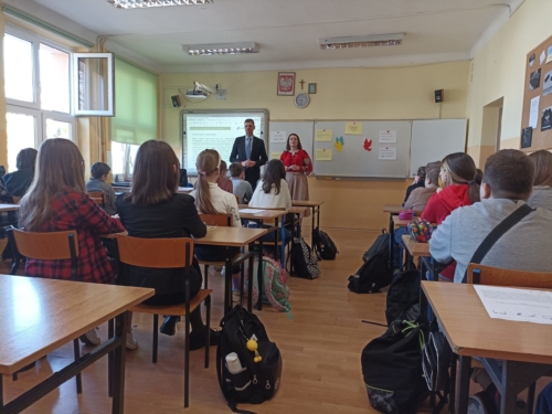 Na zdjęciu uczniowie Szkoły Podstawowej nr 4 w Białymstoku oraz wiceminister edukacji i nauki Dariusz Piontkowski