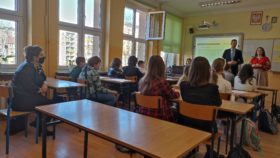 Na zdjęciu uczniowie Szkoły Podstawowej nr 4 w Białymstoku oraz wiceminister edukacji i nauki Dariusz Piontkowski