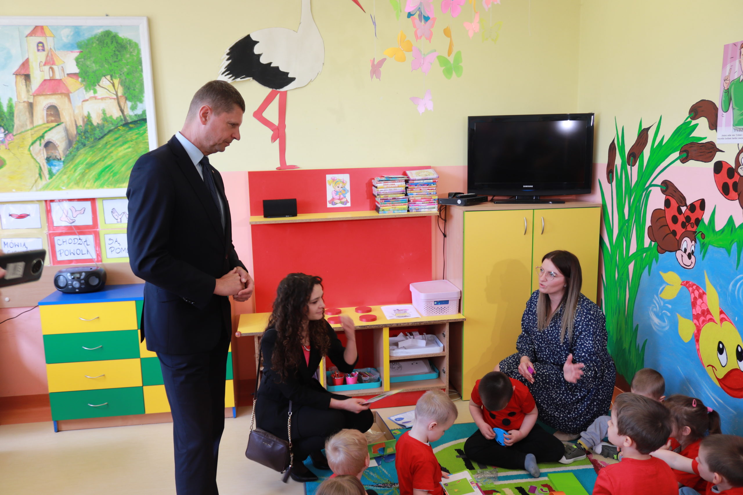 Na zdjęciu widoczny jest Wiceminister edukacji i nauki Dariusz Piontkowski wraz z nauczycielkami oraz dziećmi