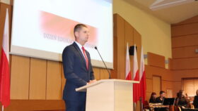 Minister Dariusz Piontkowski przemawia przy mównicy